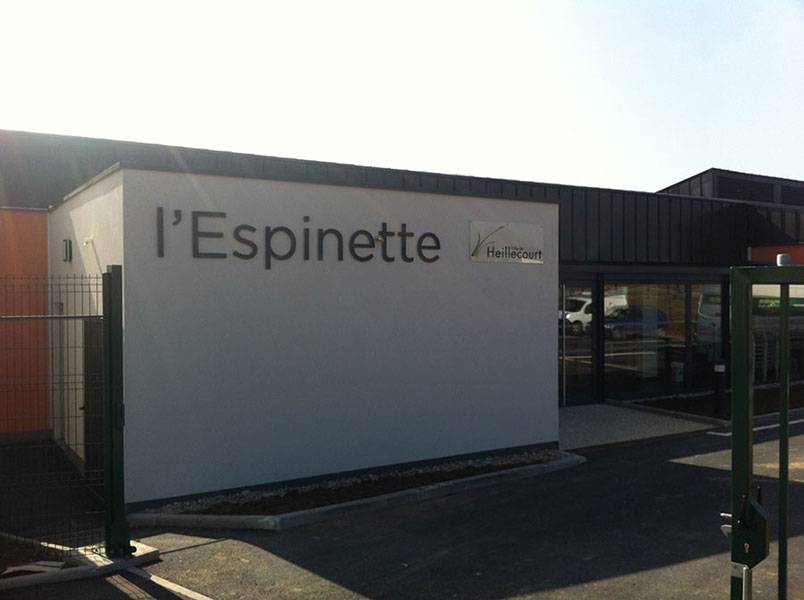 Enseignes avec lettres découpées